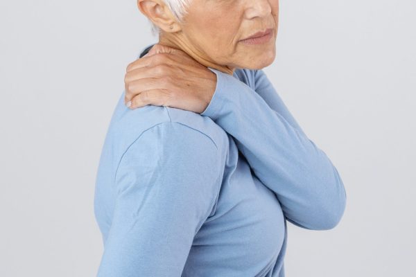 senior-woman-with-shoulder-pain-elderly-woman-is-enduring-awful-ache-shoulder-pain-in-an-elderly-person-senior-lady-with-shoulder-pain (1)-min